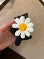 Crochet Daisy Figurine Charm – Handcrafted Floral Keychain - Image 2