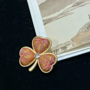 Song Brocade Clover Brooch – Three Abundances